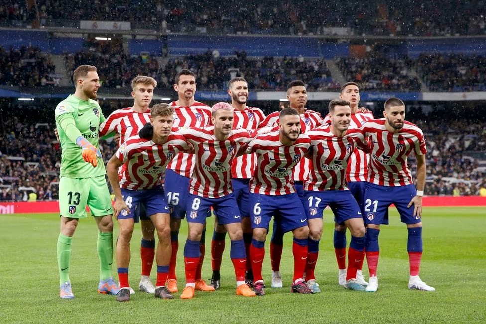 Equipo inicial del Atleti en el derbi del Santiago Bernabéu.