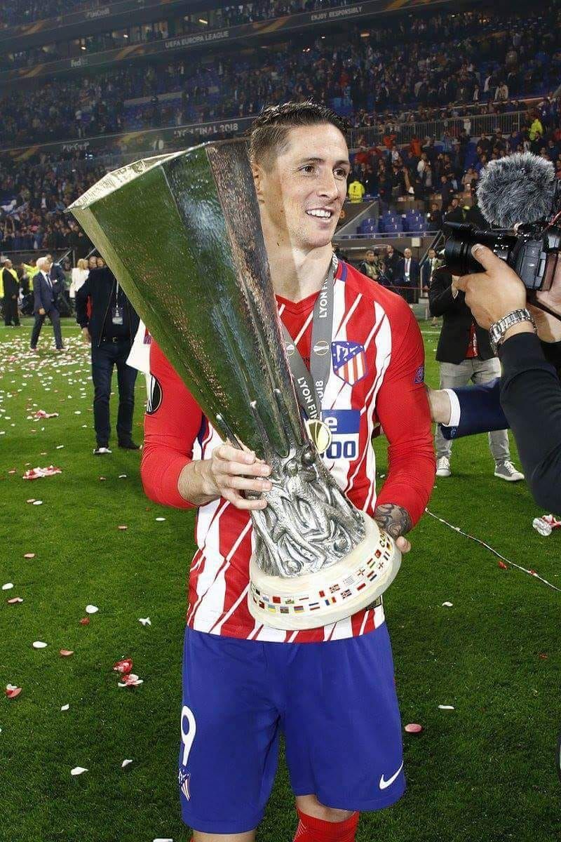 Torres levanta orgulloso su primera Copa como Rojiblanco.
