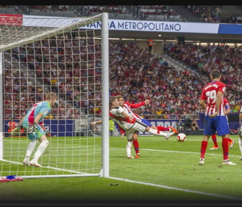 Griezmann se anticipó a la defensa rayista para conseguir el gol de la victoria.