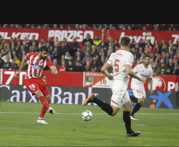 Diego Costa abrió el marcador tras robar un balón a Ever Banega. 