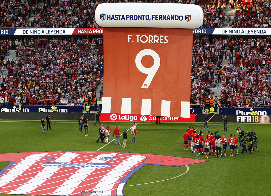 Camisetas rojiblancas gigantes para homenajear a la leyenda FERNANDO TORRES, 