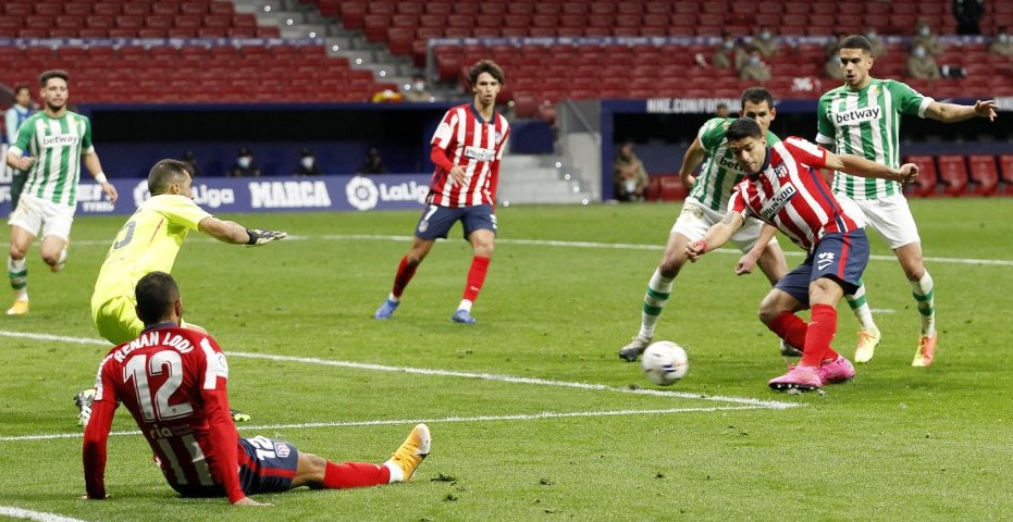 Luis Suárez cerró el partido con este remate a la red.