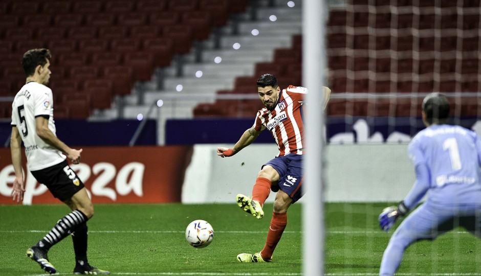 Luis Suárez cruza al palo contrario para marcar el segundo gol del Atleti, su gol número 12 en 15 partidos ligueros.