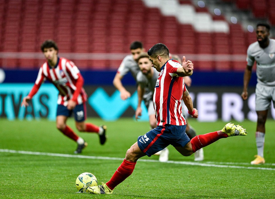 Min. 51 - Luis Suárez marcó el definitivo 2-1 tras este lanzamiento de penalti. 
