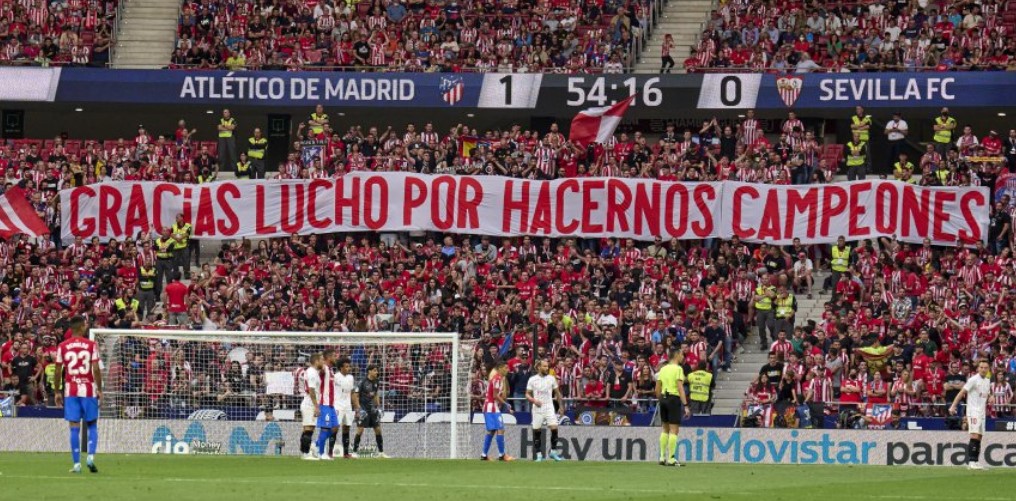 La afición atlética agradece al charrúa Luis Suárez su decisivo gol en Valladolid la temporada pasada. 
