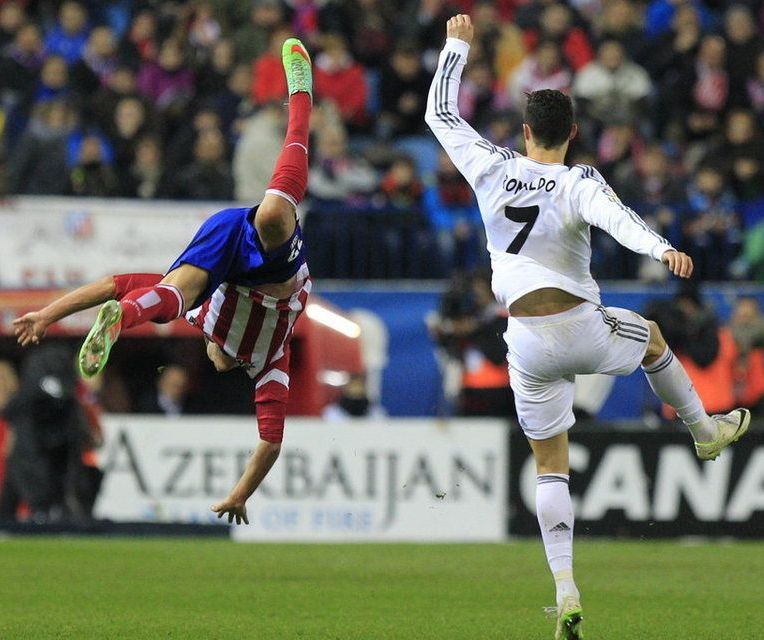 Caída tremenda de Javi Manquillo tras un lance con Cristiano Ronaldo