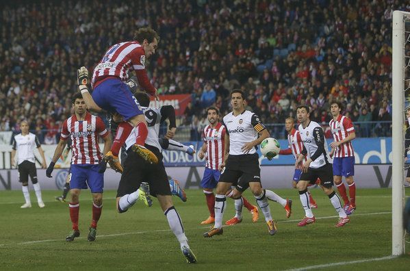 Godín marcó el primer gol de cabeza tras un polémico corner