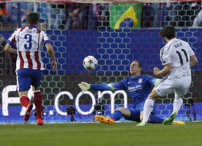Paradón de Oblak ante Bale nada más comenzar el partido.