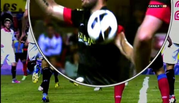 Posible mano de Mario Suárez en el gol rojiblanco
