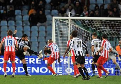 El Udinese consiguió su primer gol en una jugada embarullada al filo del tiempo reglamentario