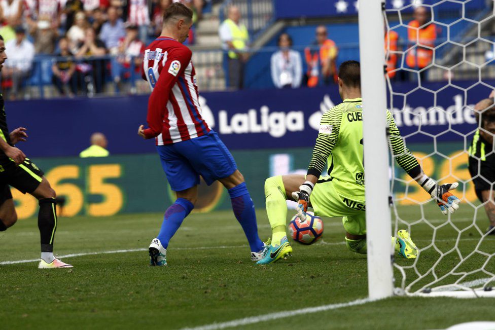 Torres marcó el cuarto subiendo el balón por encima de Cuéllar