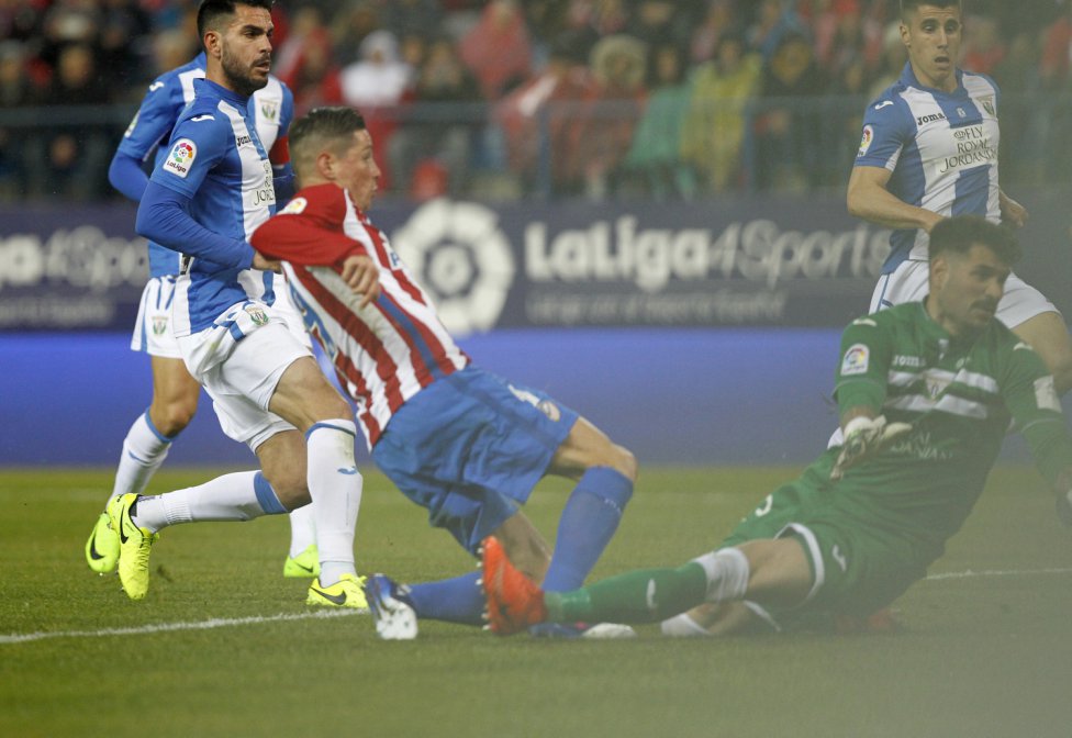 Torres marcó tras el rechace de Herrerín en el penalti