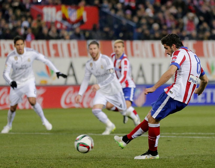 Raúl García abrió el marcador tras el claro penalti que le hizo Sergio Ramos