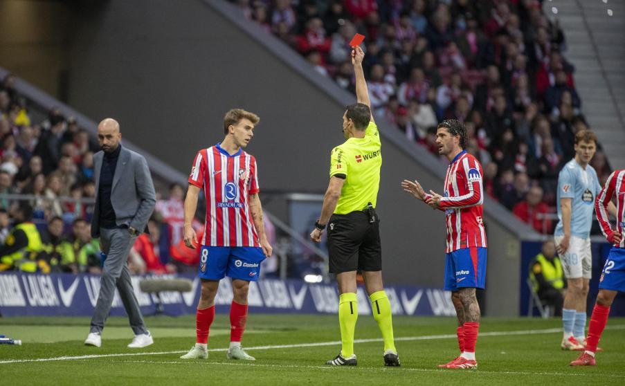 Min 5. Justa roja directa a Barrios por fuerte entrada que marcó el desarrollo del partido.