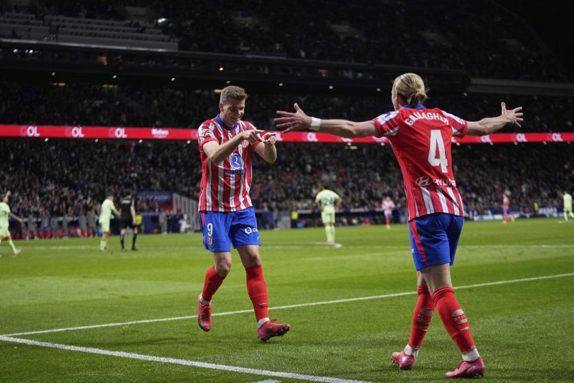 2-0  Min 70  Sorloth celebra su gol con su asistente en la jugada Connor Gallagher.