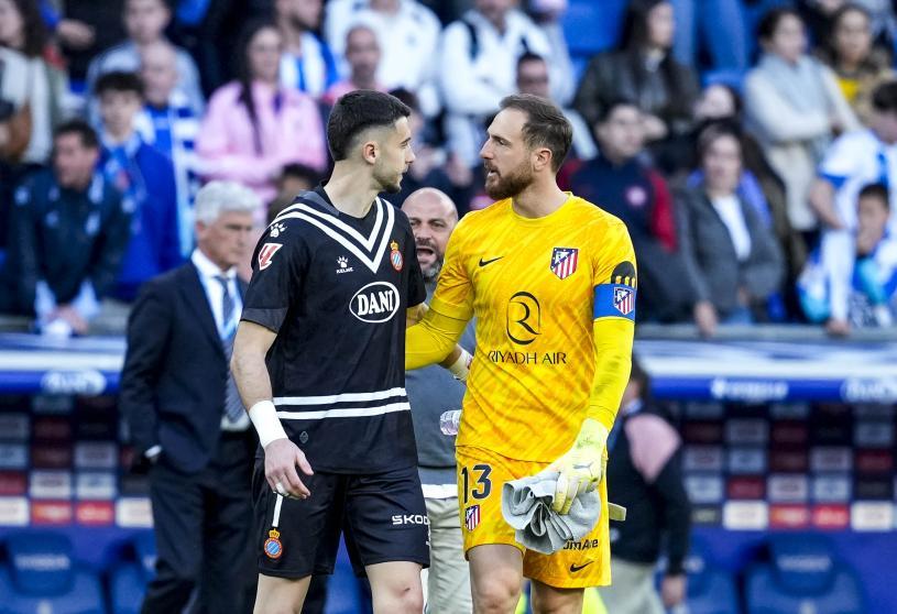Joan_García_y_Oblak_se saludan tras el partido 484 del  esloveno con el Atleti.