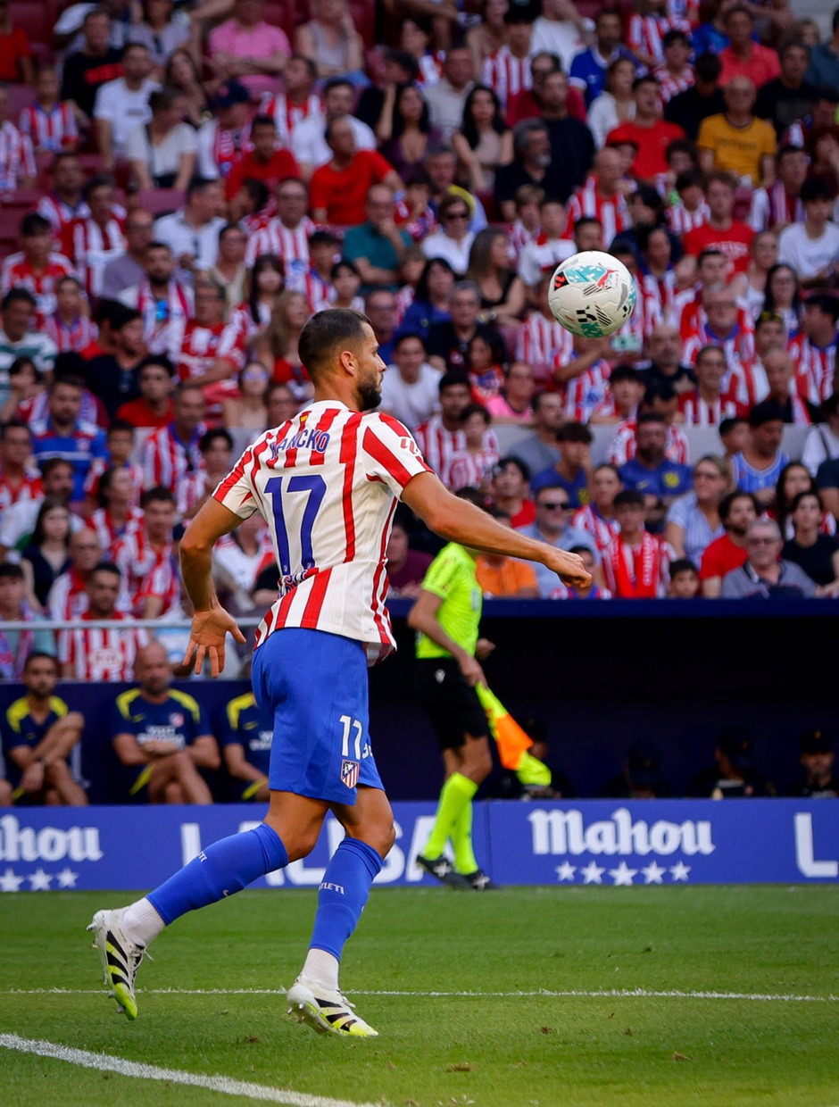 Hancko volvió a demostrar mucha solvencia e incluso dio una gran asistencia en el gol de Sorloth.