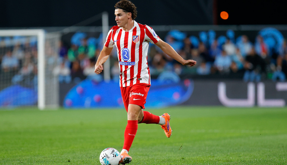 Julián Álvarez del Atlético de Madrid con el balón