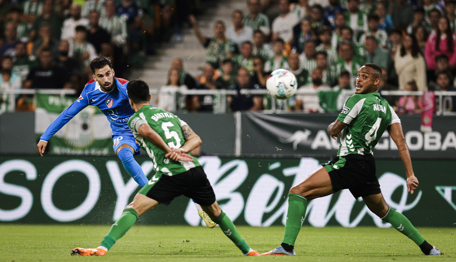 Álex Baena golpeando el balón