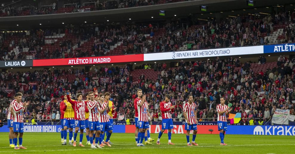 Jugadores del Atleti celebrando la victoria con la afición