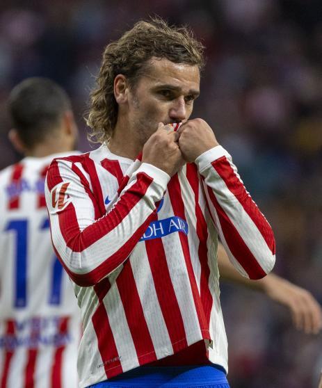Antoine Griezmann besando el escudo tras marcar