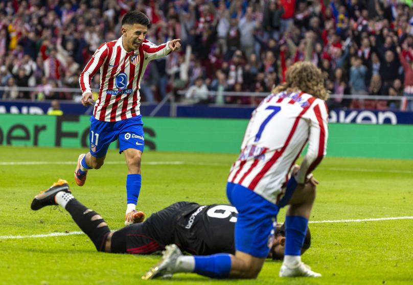 Thiago Almada celebrando su gol