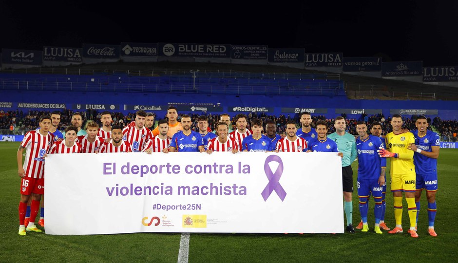 Jugadores de Getafe y Atleti con pancarta contra la violencia machista