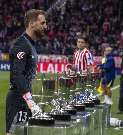 Oblak comparte su leyenda con la afición con sus seis trofeos Zamora