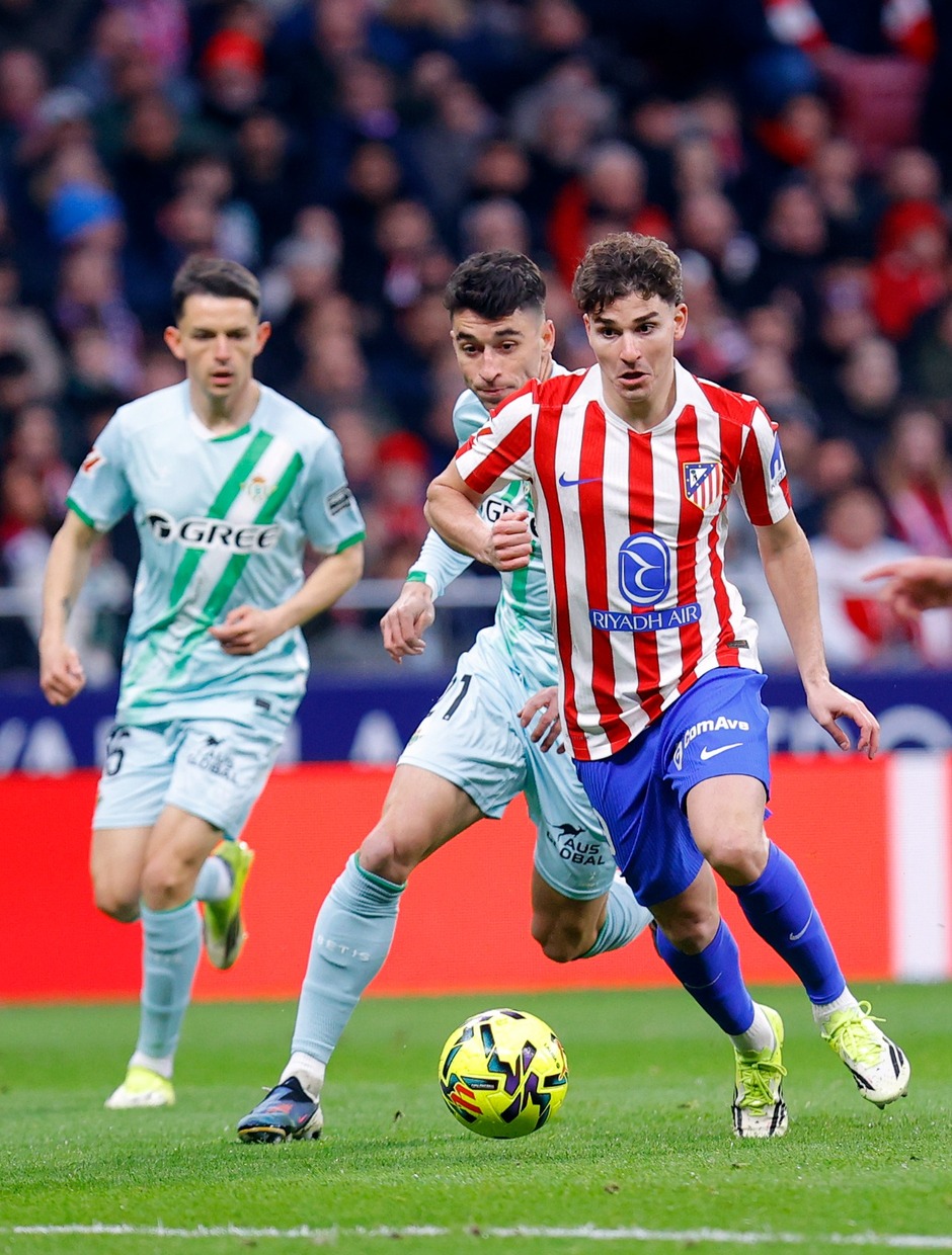Julián Álvarez ante el Betis