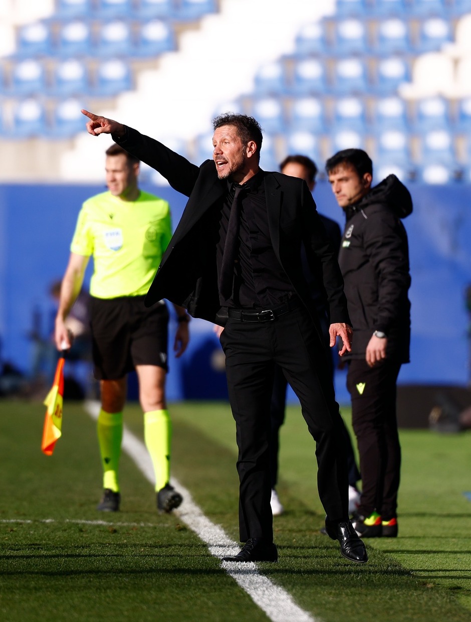 Diego Simeone da indicaciones desde la banda en Butarque