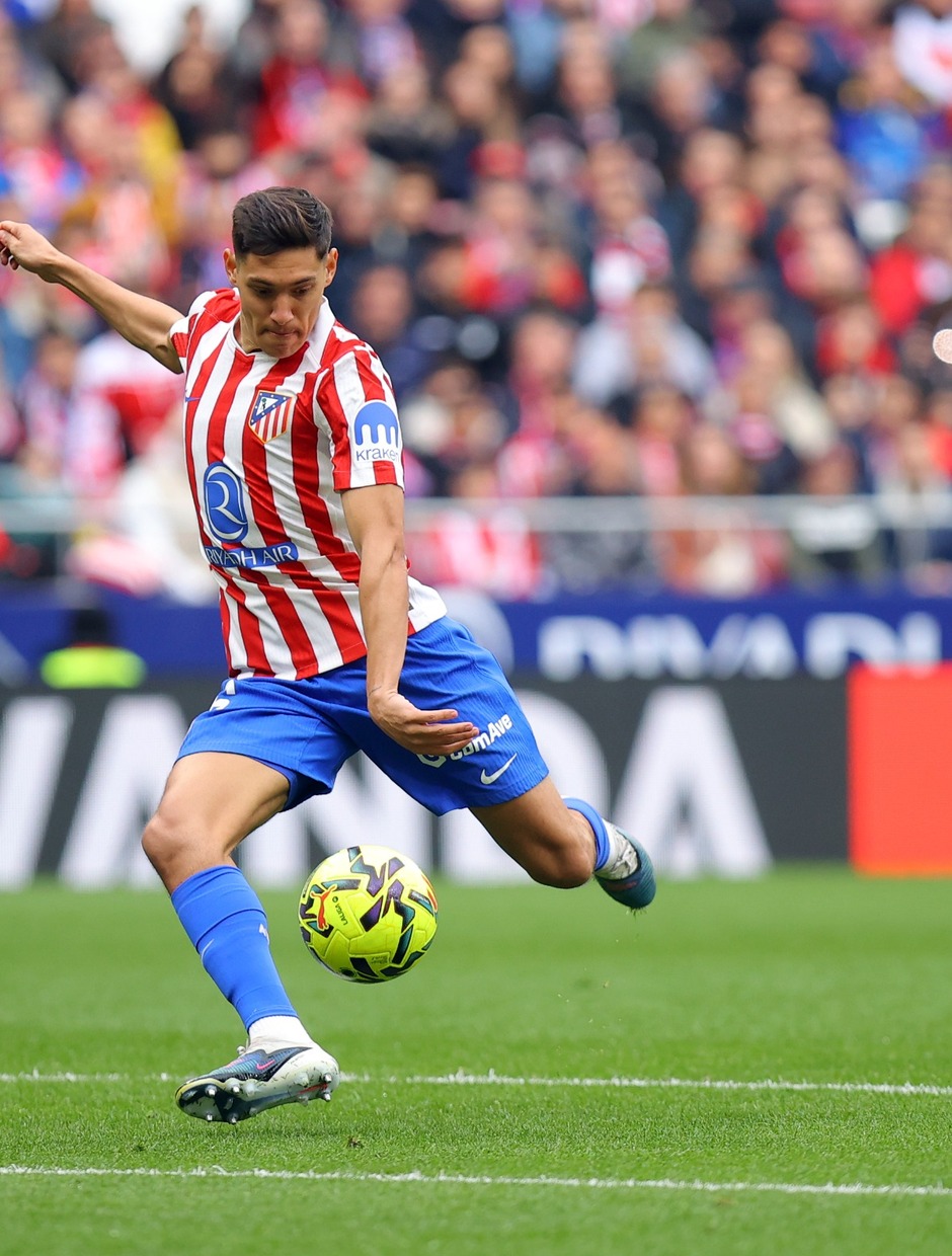 Disparo del gol de Nahuel Molina