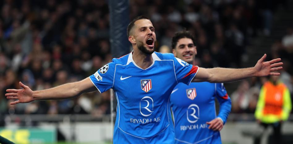Hancko celebra su gol en Londres