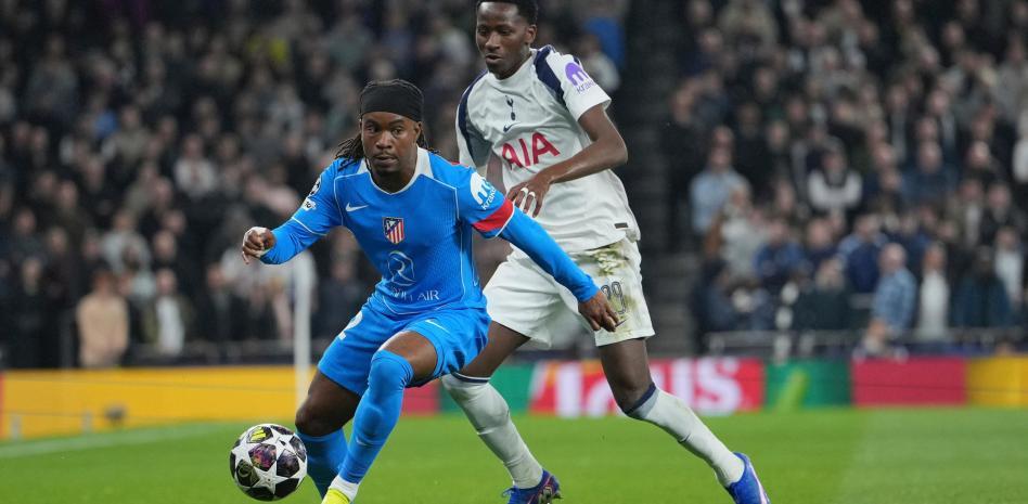 Lookman durante una acción del partido