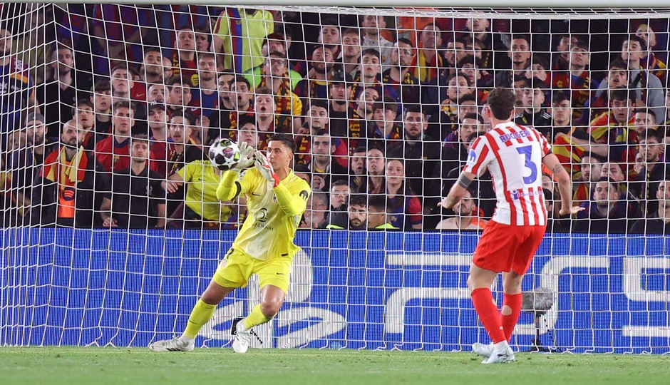 Juan Musso realiza una parada clave ante el Barcelona