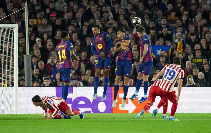 Julián Álvarez marca de falta directa por la escuadra ante el Barcelona