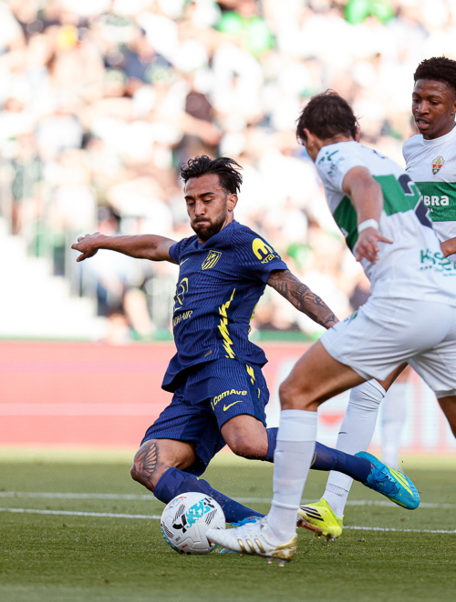 Nico González luchando