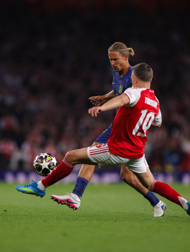 Marcos Llorente luchando un balón