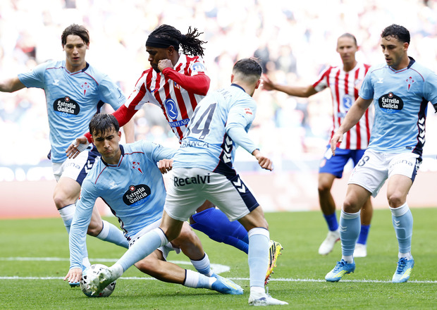 Ademola Lookman en acción contra el Celta