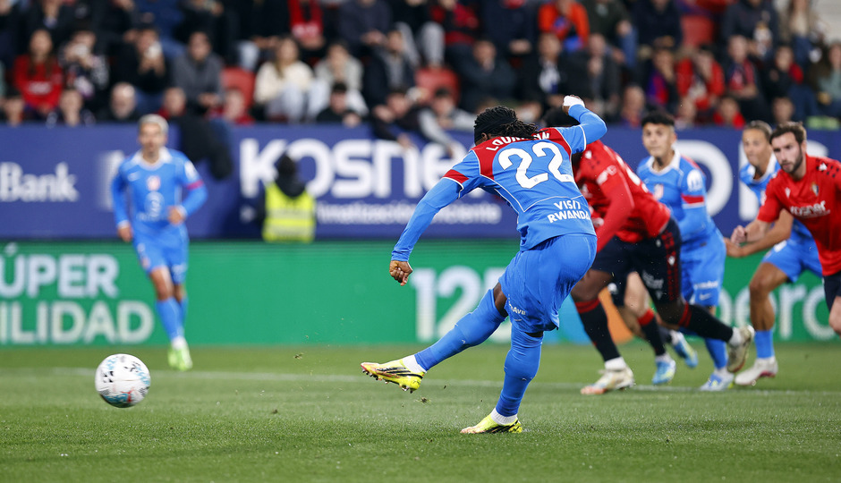 Lookman marcando de penalti