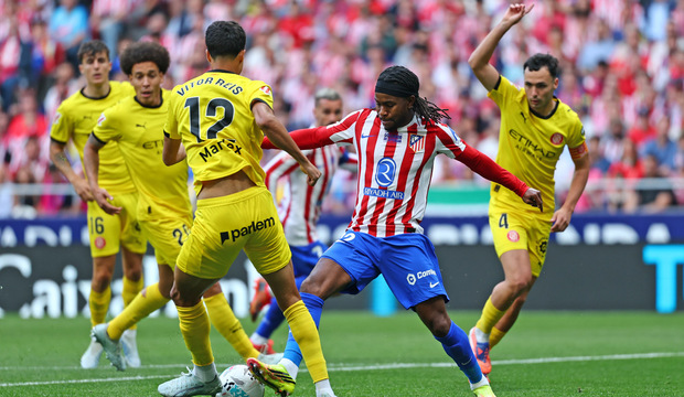 Lookman rodeado por defensas del Girona