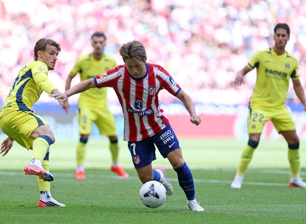 Kang-In Lee luchando un balón ante la defensa del Villarreal