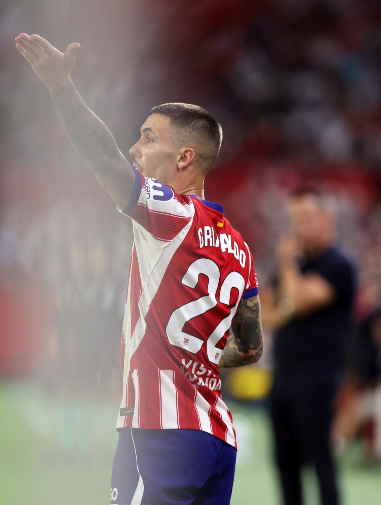 Alejandro Grimaldo pidiendo el balón y marcando la jugada