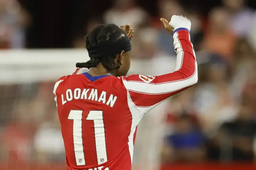 Ademola Lookman festeja de espaldas su gol para el 0-2