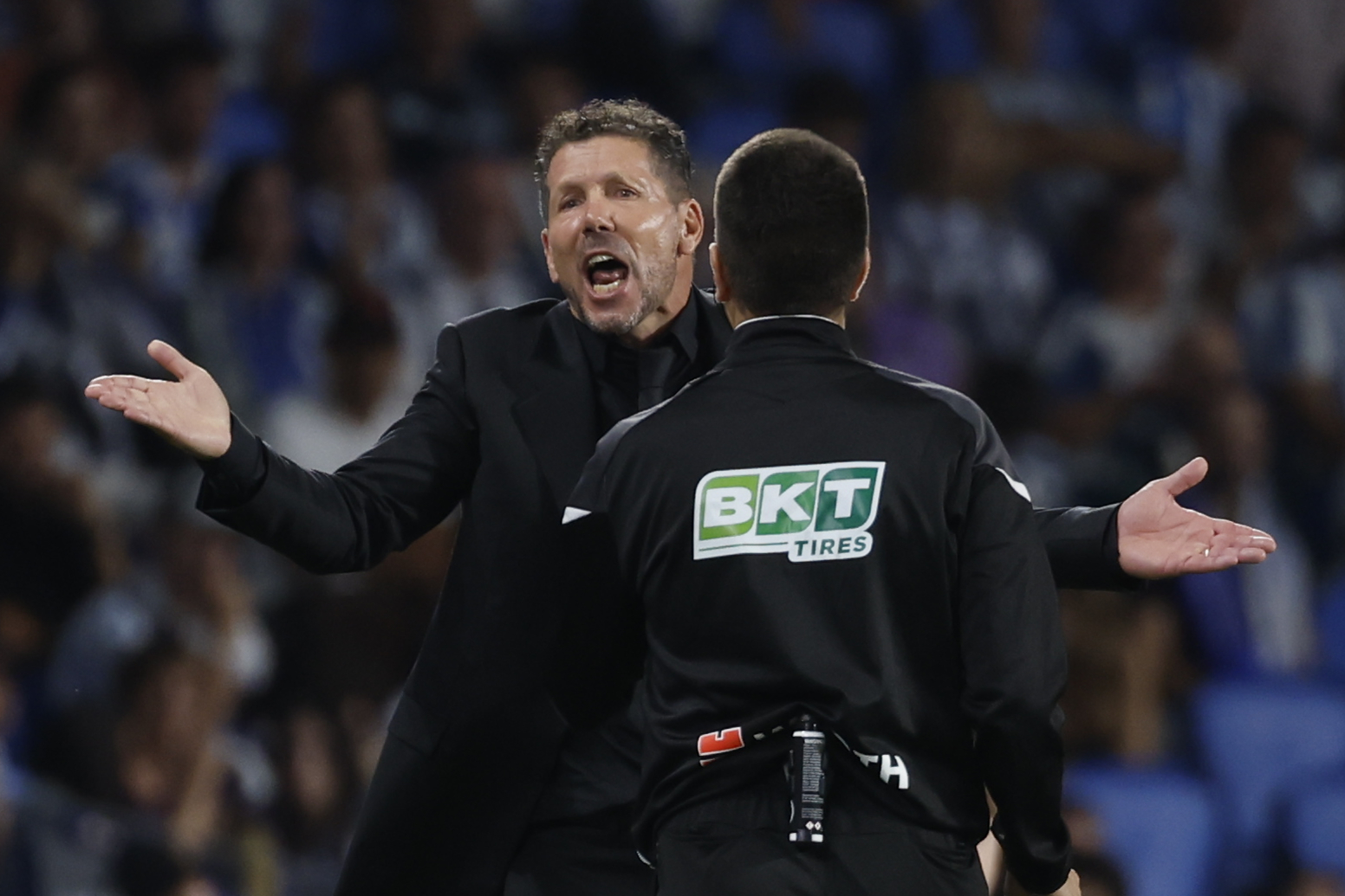 Diego Simeone dirige al Atlético de Madrid desde el área técnica de Anoeta