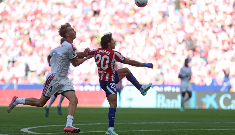 Giuliano en la acción decisiva del derbi frente al Real Madrid