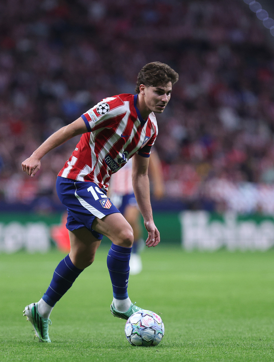Julián Álvarez conduce el balón durante el encuentro