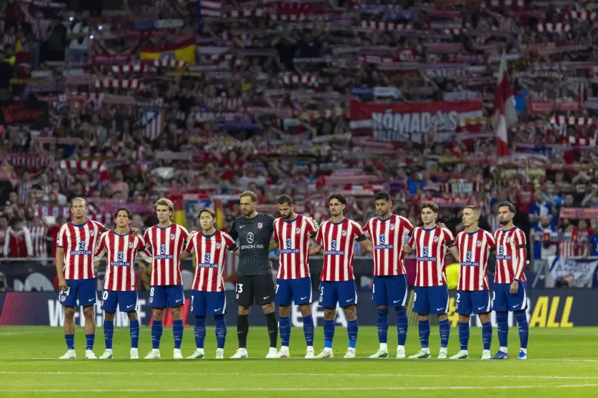 Jugadores del Atlético alineados durante el minuto de silencio