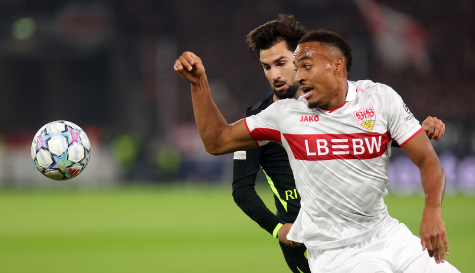 Álex Baena disputa un balón en Stuttgart
