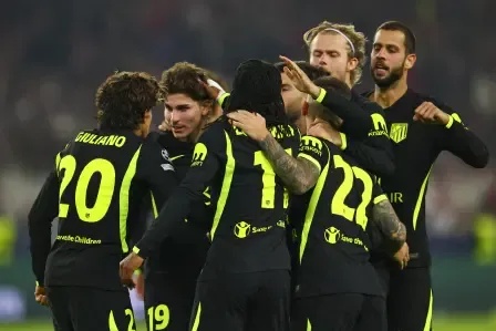 Julián Álvarez celebra el gol del empate con sus compañeros